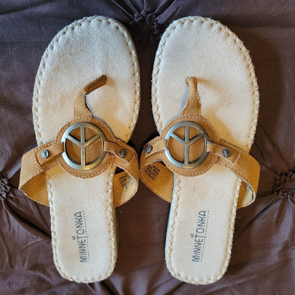 Women's size 6 Minnetonka Moccasin tan suede leather sandals Peace sign hippie